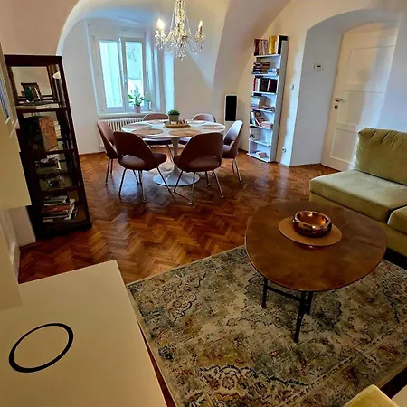 Golden Spur - Old Town Apartment
